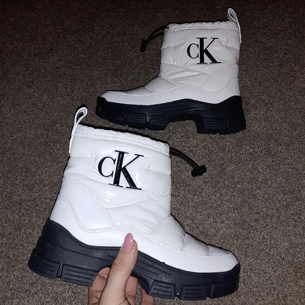 Calvin Klein white shiny puffy boots - Picture 1 of 11
